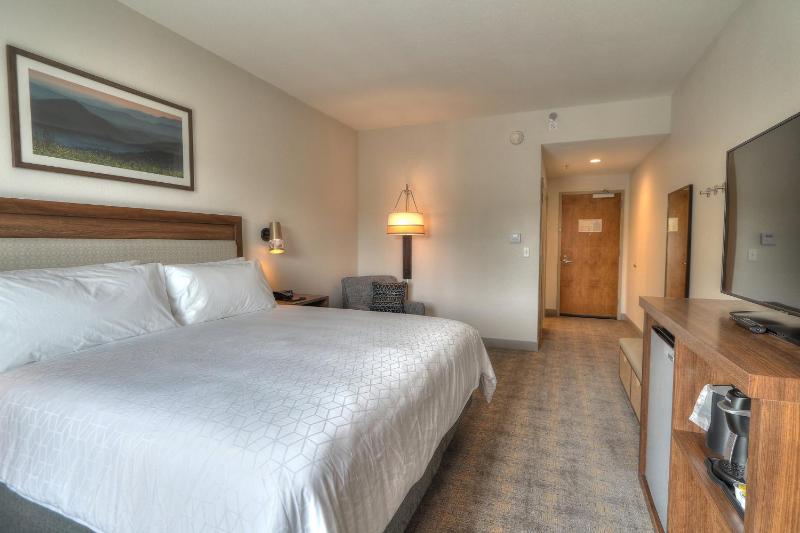 Standard King Room image 3