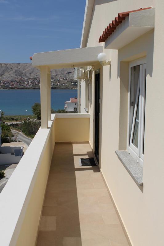 Three-Bedroom Apartment with Terrace and Sea View image 4