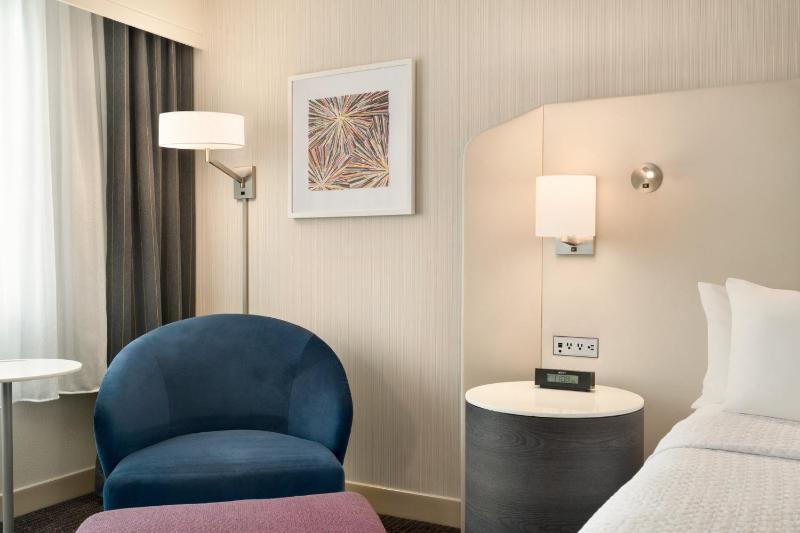 Standard King Room image 2