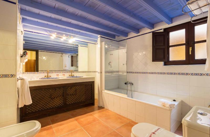 Family Room (2 Adults + 2 Children) image 2