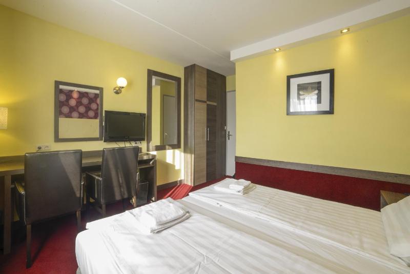 Standard Twin Room image 4