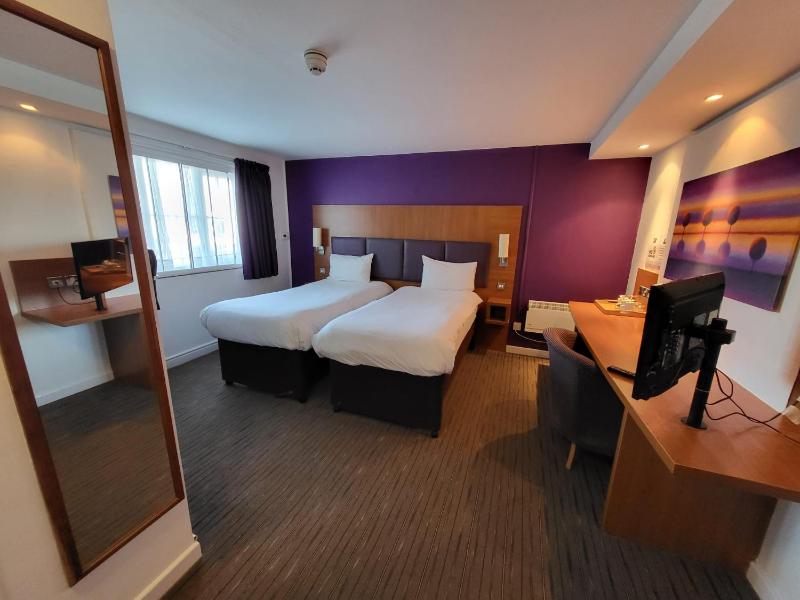 Standard Twin Room image 4
