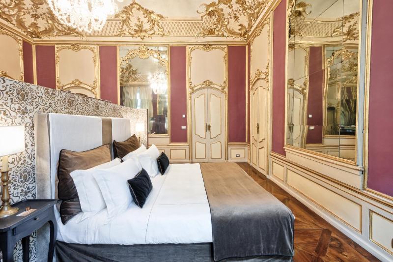 Superior Suite with Balcony image 4