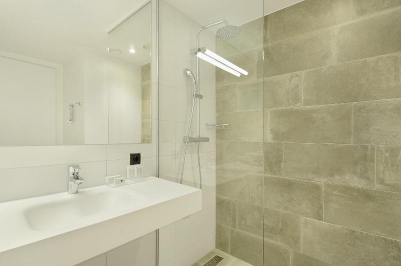 Deluxe Twin Room with Bath image 4
