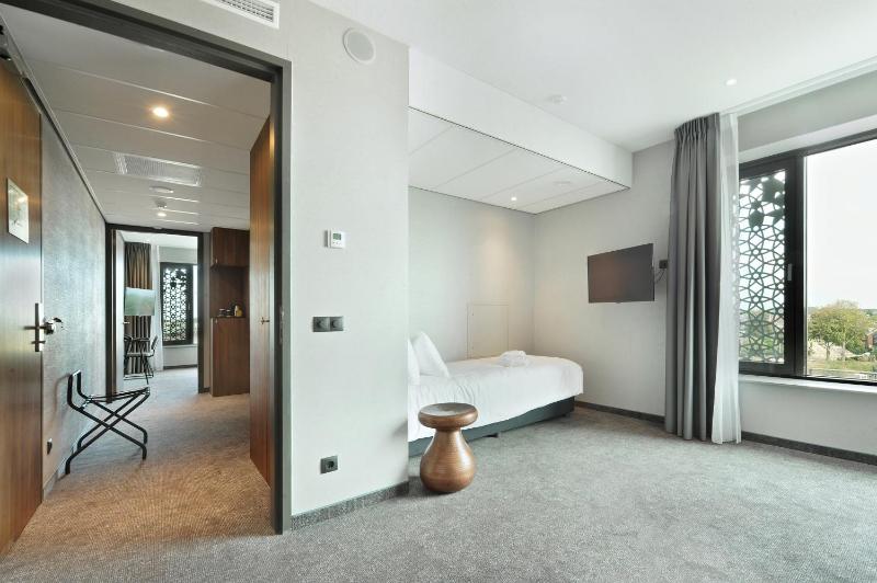 Family Room image 3
