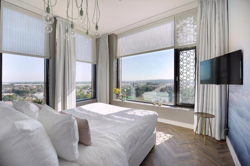 Suite with Hot Tub image 1