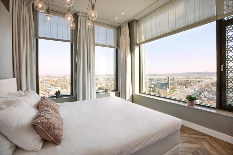 Suite with Hot Tub image 2