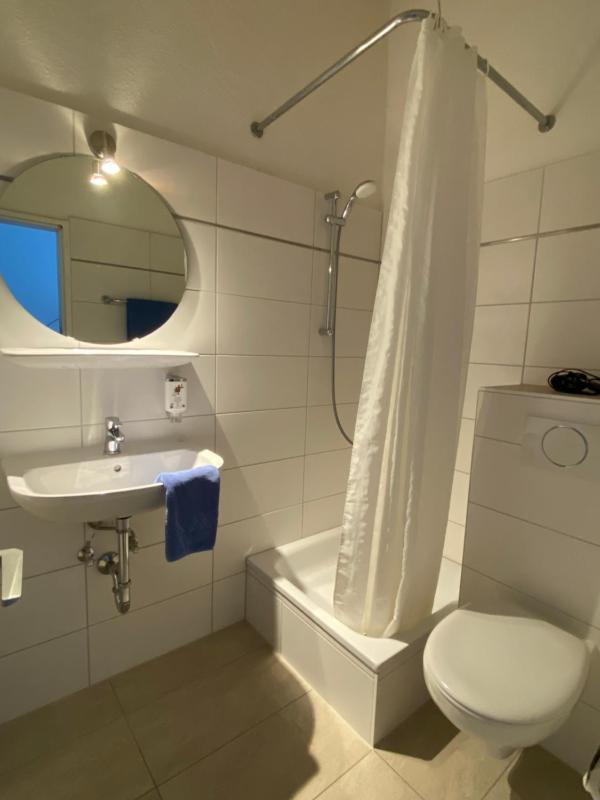 Single Room image 4