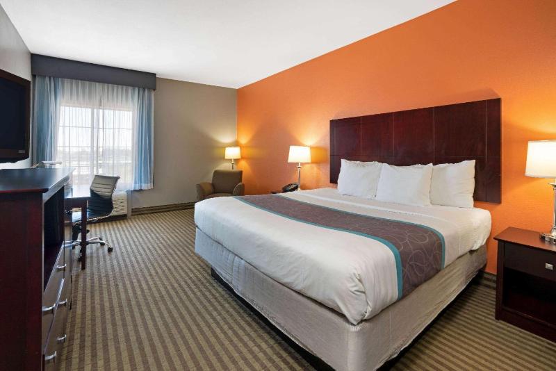 King Room with Bath Tub - Mobility/Hearing Accessible - Non-Smoking image 2