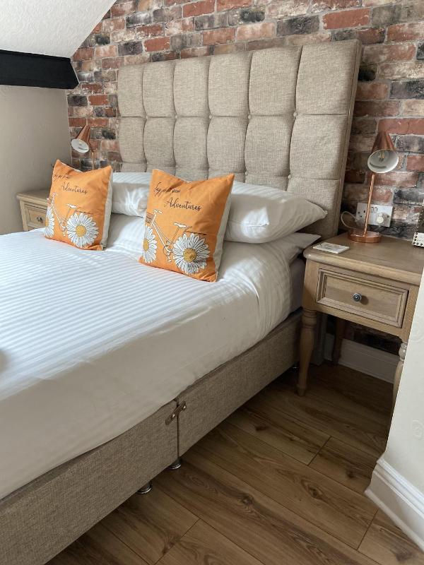 Small Double Room image 3