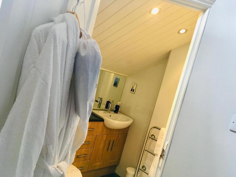 Superior Triple Room image 4