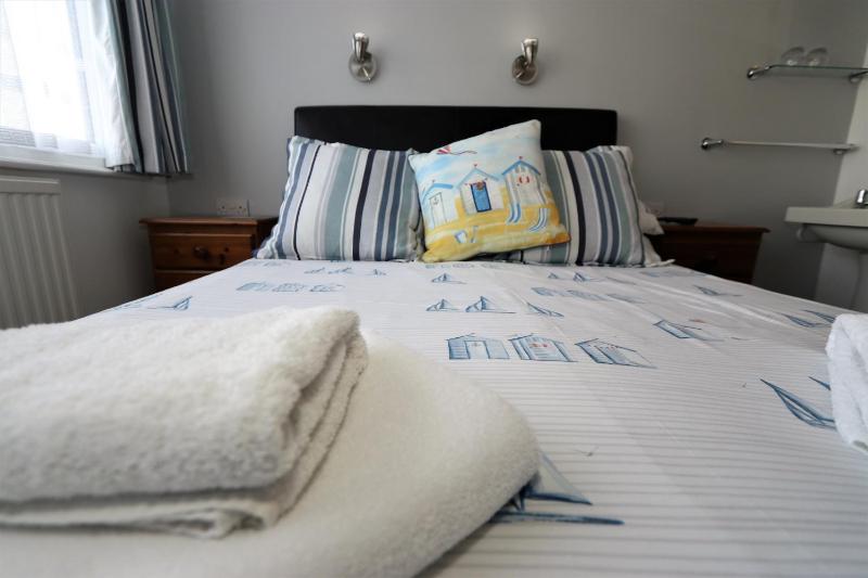 Standard King Room image 4