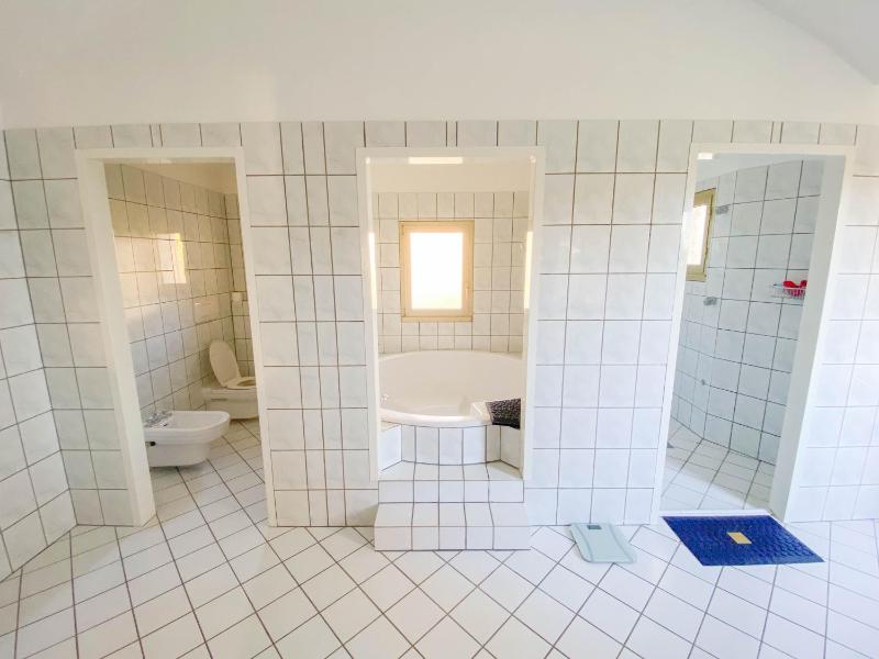 Deluxe Suite with Sea View image 3