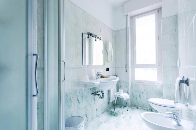 Standard Double Room image 4