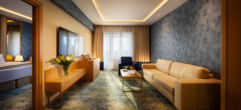 Deluxe One-Bedroom Apartment with Sea View - Free Beach Access image 4
