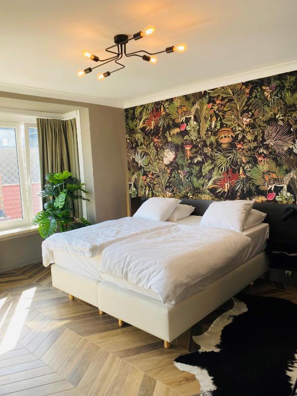 Large Double Room with Balcony image 1
