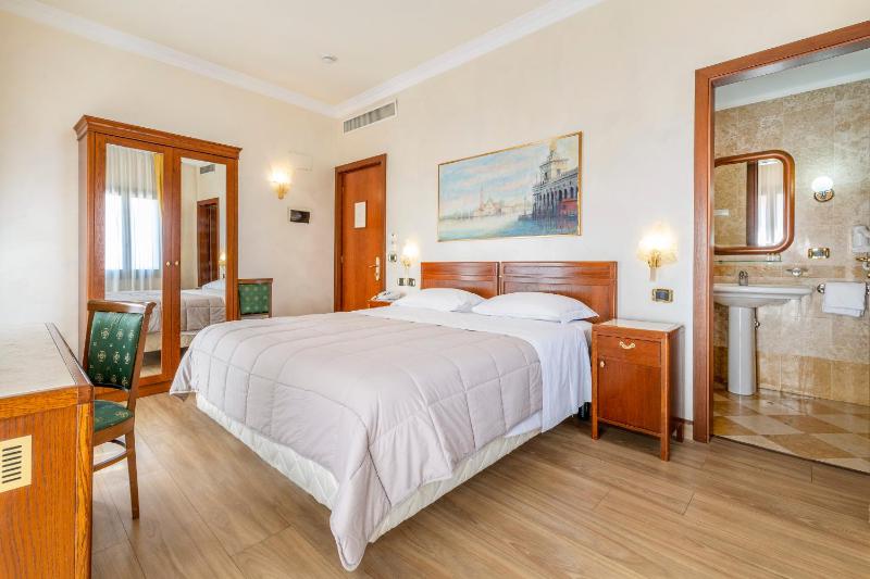 Double or Twin Room image 4