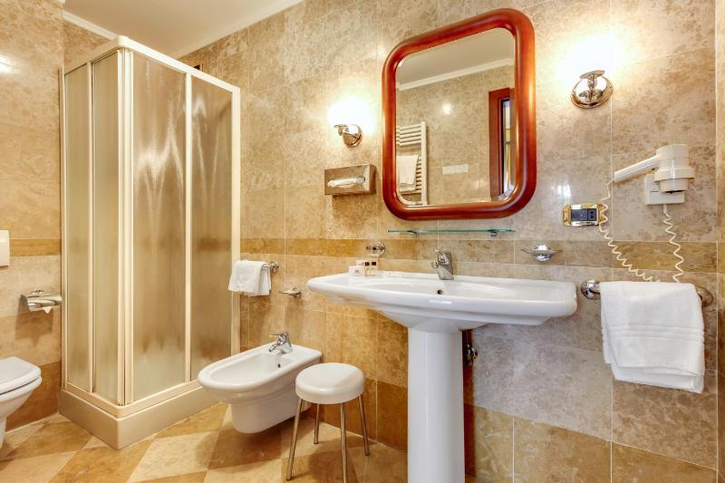 Double or Twin Room image 3