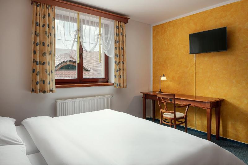 Standard Double Room image 3