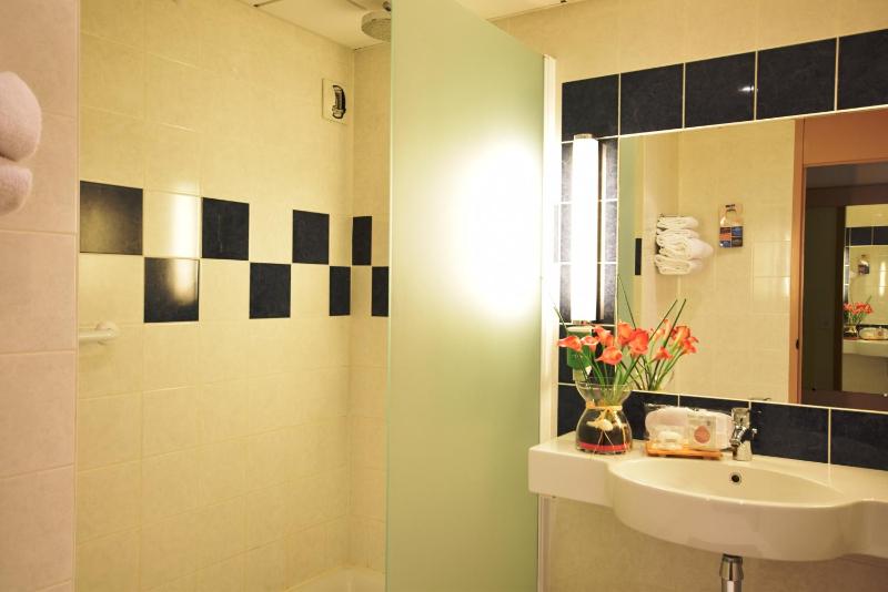 Twin Room image 4