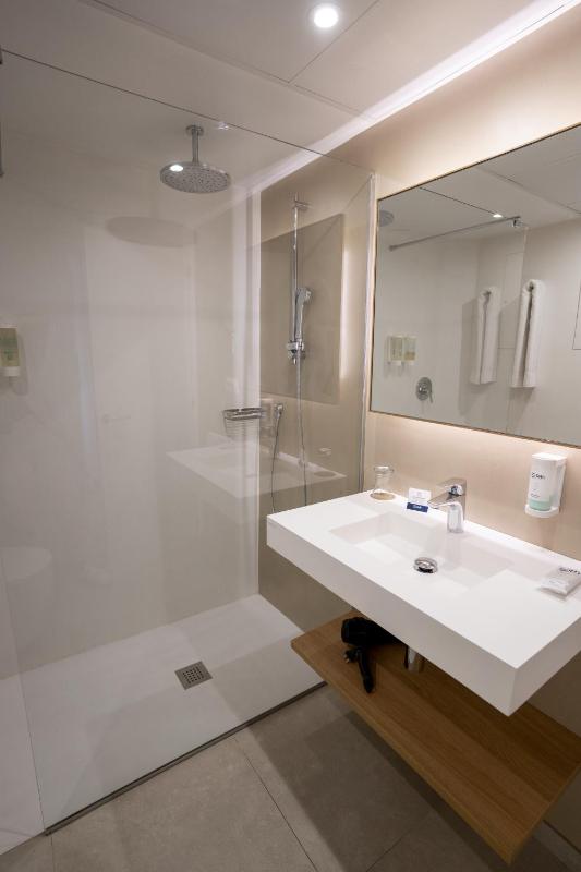 Superior Double Room with Balcony image 3