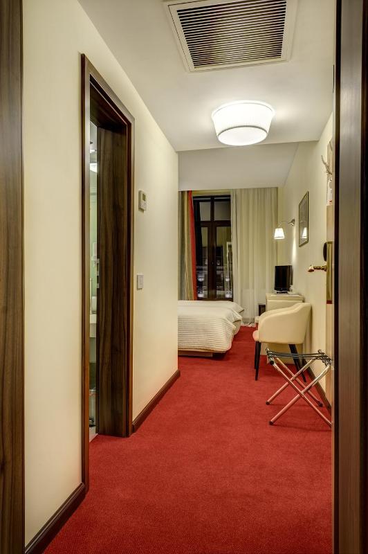 Standard Twin Room image 4