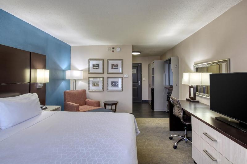 Standard King Room image 3