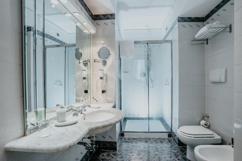 Classic Double or Twin Room image 4