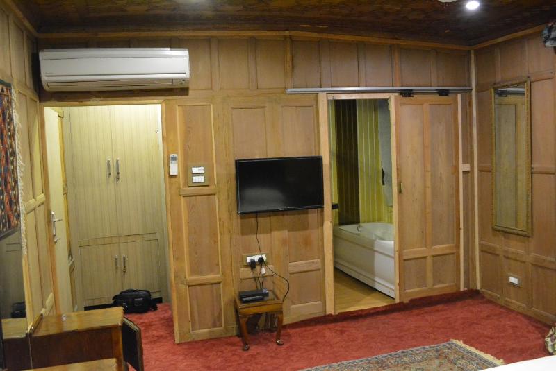 New York Houseboat - image 11
