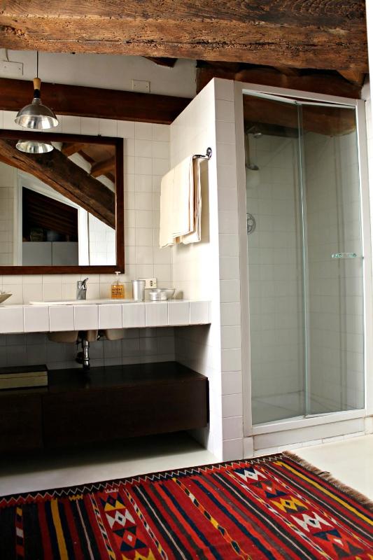 One-Bedroom Apartment - Attic image 3