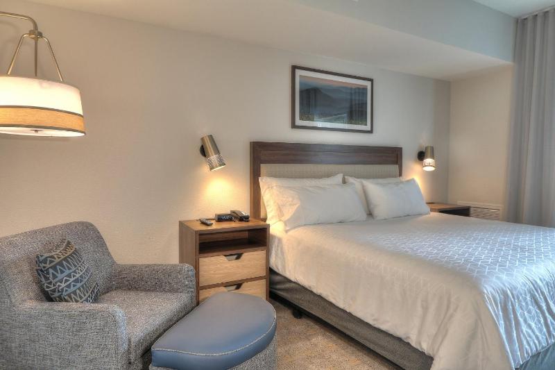 Standard King Room image 2
