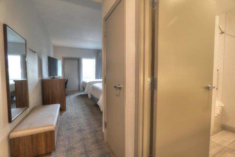 Queen Room with Two Queen Beds and Parkway Balcony - Non-Smoking image 3