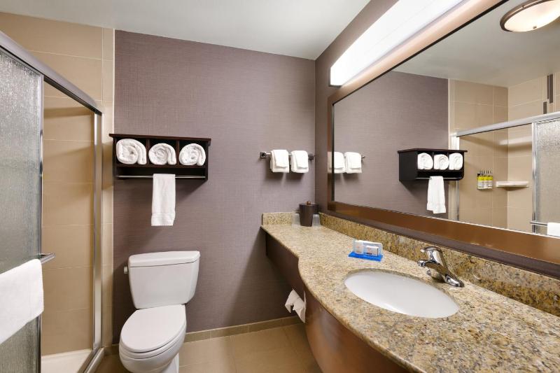 Standard King Room image 4