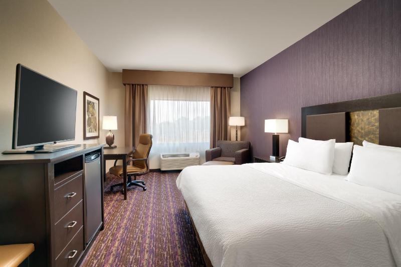 Standard King Room image 3