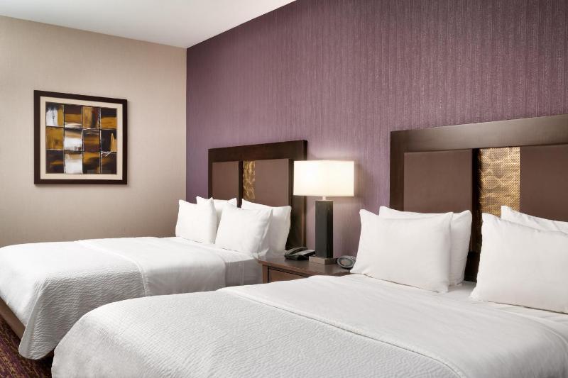 Standard Queen Room with Two Queen Beds image 4