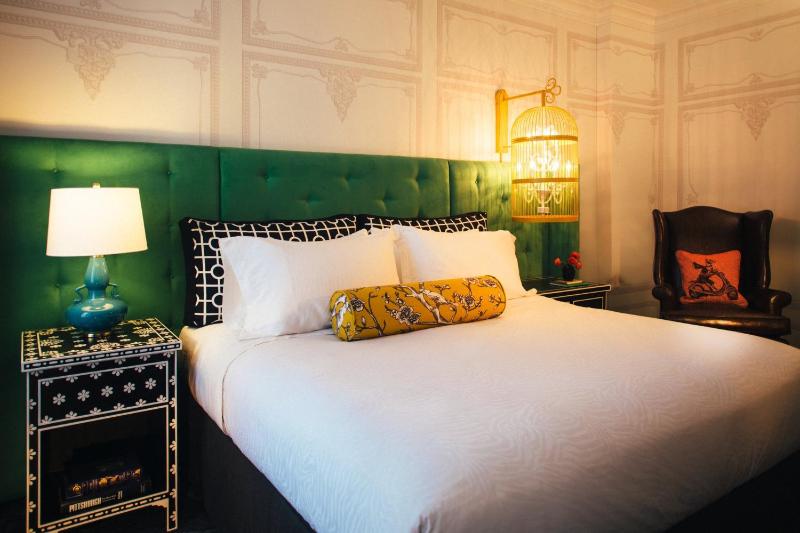 Essential King Room with Uptown View  image 3