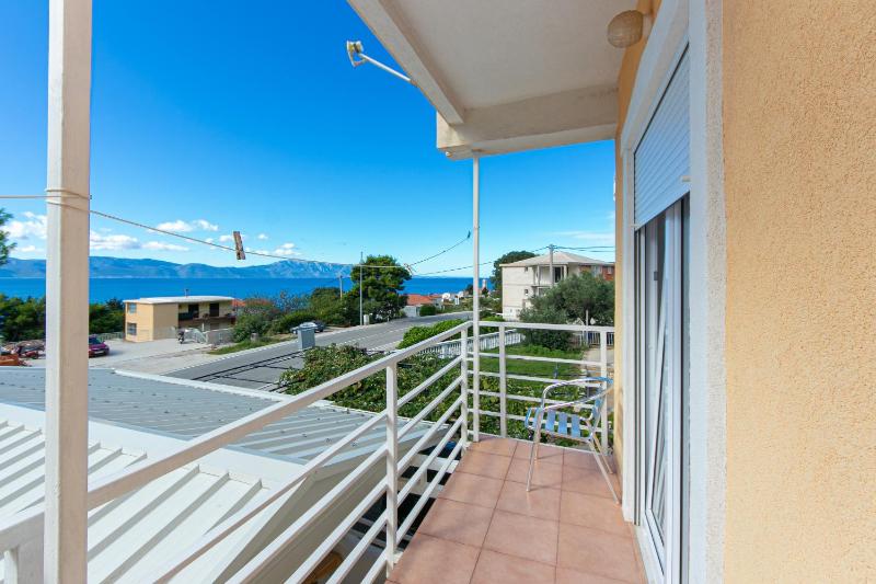 One-Bedroom Apartment with Balcony and Sea View image 3