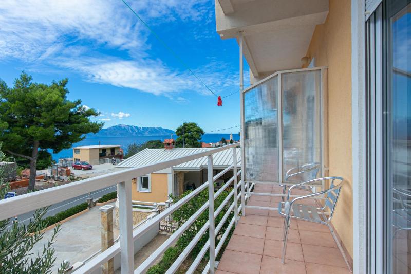 One-Bedroom Apartment with Balcony and Sea View image 3