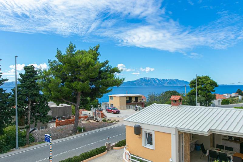 One-Bedroom Apartment with Balcony and Sea View image 2