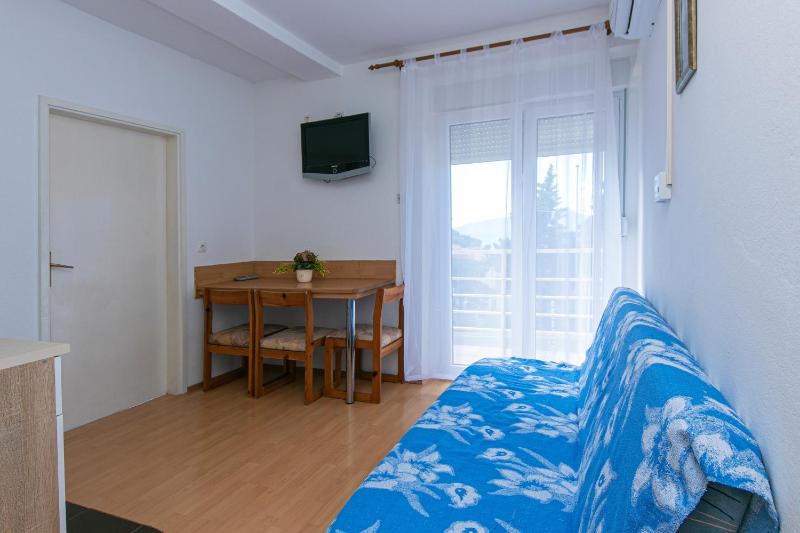 One-Bedroom Apartment with Balcony and Sea View image 1