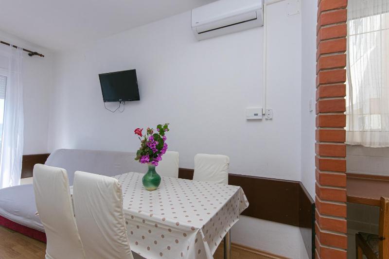 One-Bedroom Apartment with Balcony and Sea View image 4