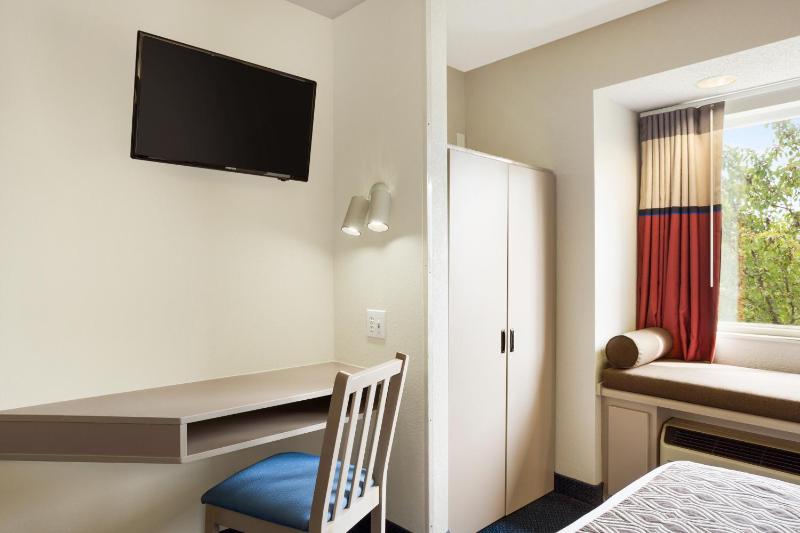 Queen Room with Two Queen Beds - Non-Smoking image 4