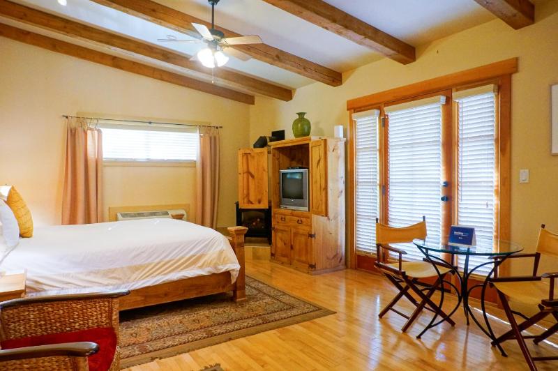Deluxe King Room image 2