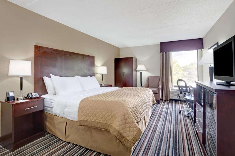 Deluxe King Room - Non-Smoking image 4