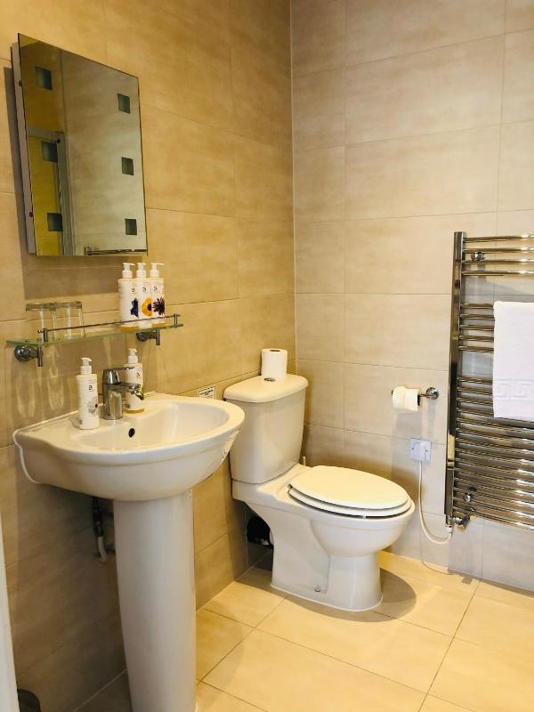 Twin Room with Private Bathroom image 3