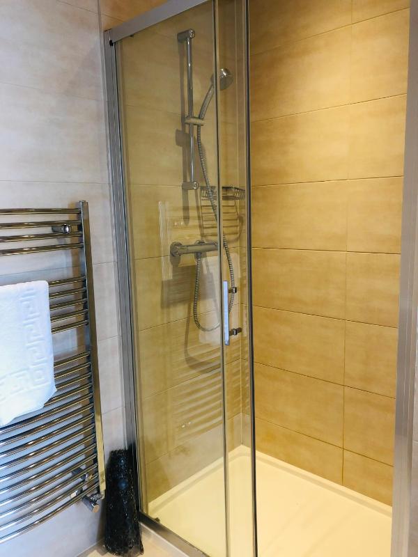 Twin Room with Private Bathroom image 2