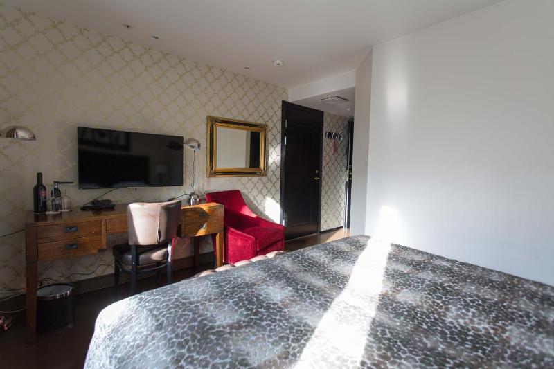 Standard Double Room image 3