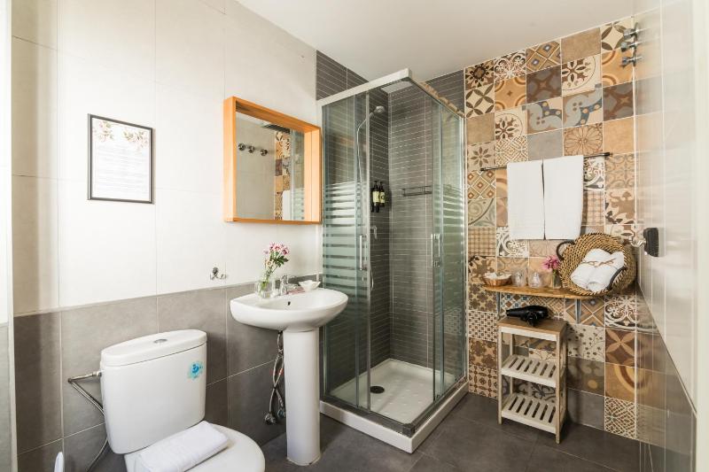 Queen Room with Balcony image 2