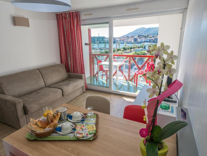 One-Bedroom Apartment (4 adults) - Harbour or pool side image 3