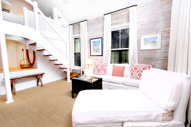 Deluxe Queen Room image 3